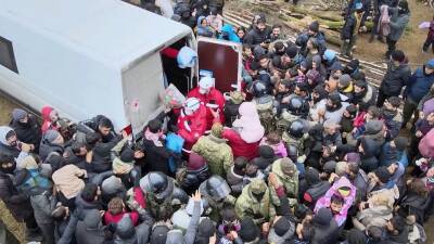 В лагерь мигрантов на белорусско-польской границе доставили гуманитарную помощь