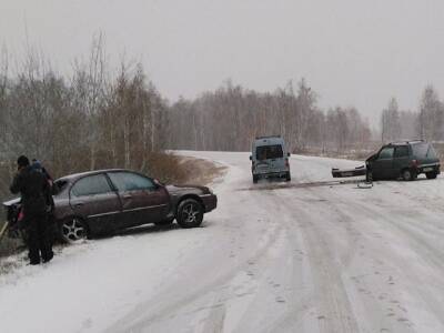 Занесло на дороге: на Южном Урале в ДТП пострадали два человека - u24.ru - район Увельский