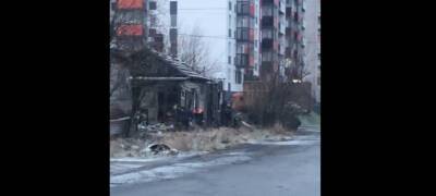 Рабочие превратили сгоревший дом в Петрозаводске в помойку (ВИДЕО)