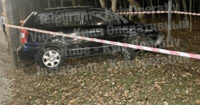 В Киеве такси с пассажиром врезалось в дерево, есть погибший