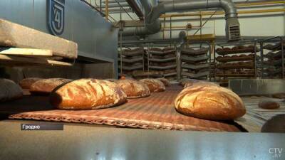 На границу привозят хлеб и кондитерские изделия. Гродненский хлебозавод помогает кормить беженцев (+видео)