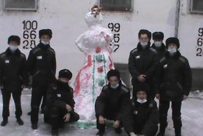 В Хабаровском крае осужденные слепили снеговика в человеческий рост
