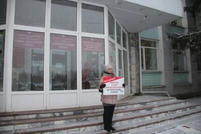 Бердчане вышли на одиночные пикеты против QR-кодов