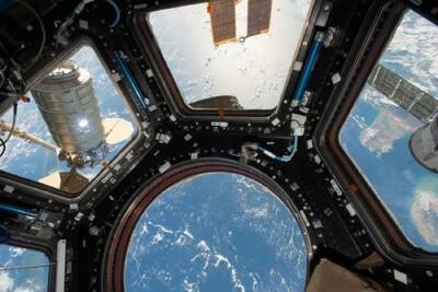 Российские космонавты МКС спрячутся в Союзе из-за космического мусора