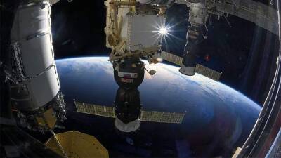 Экипаж МКС укроется на корабле из-за космического мусора