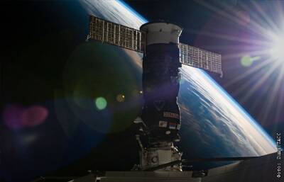 Экипаж МКС укроется в космических кораблях из-за угрозы космического мусора