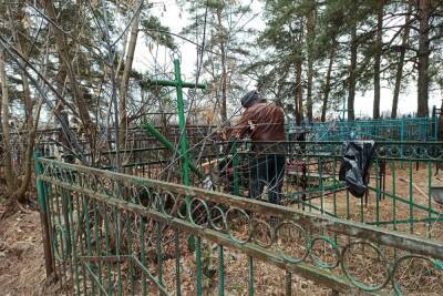 На одном из кладбищ Тверской области мусор складывали прямо на земле
