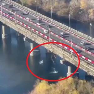 С моста Патона в Киеве отваливаются куски бетона. Видео