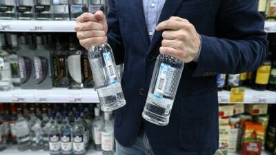 Готовятся изменения в продаже алкоголя: водку заклеймят и отделят от пластика