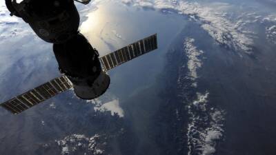 Космонавты перешли с МКС на корабль из-за угрозы столкновения с мусором