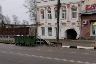 В Тверской области мусорные контейнеры поставили на проезжую часть