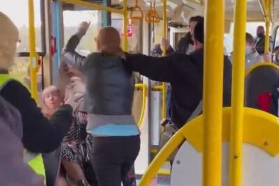 Пассажиры трамвая в Краснодаре напали на женщину за отказ надевать маску