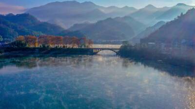 ФОТОФАКТ: Красочный пейзаж озера Цяньдао в Китае