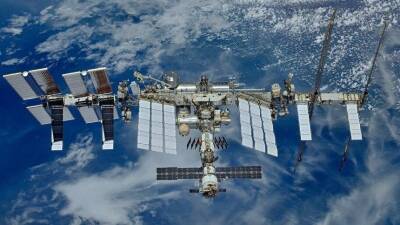 Российские космонавты спряталис от угрожающего МКС космического мусора в «Союзе»