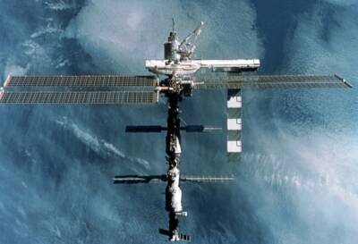 Экипаж МКС обнаружил новое возможное место утечки воздуха в модуле "Звезда"