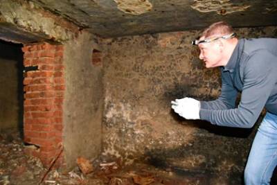 Найденные во дворе российской школы старинные катакомбы исследовали специалисты