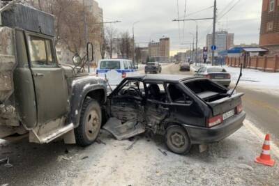В Йошкар-Оле столкнулись маршрутка, грузовик и ВАЗ