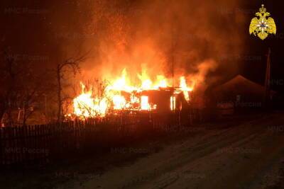 Несколько часов смоленские пожарные тушили дом на улице Цветочной