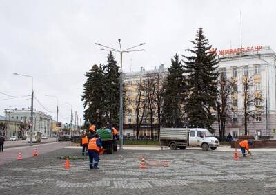 На площади Ленина начали устанавливать новогоднюю ель