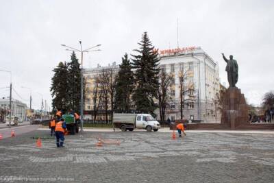 В Рязани начали устанавливать новогоднюю ёлку на площади Ленина