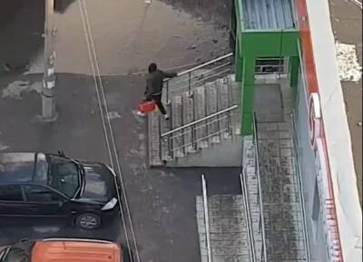 В Рязани попал на видео молодой человек, укравший корзину продуктов из «Пятерочки»