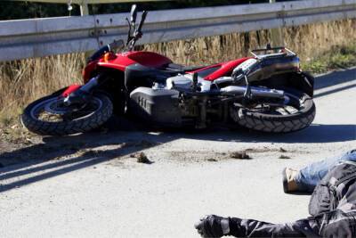 В Окуловке 13-летний подросток опрокинулся на мотоцикле