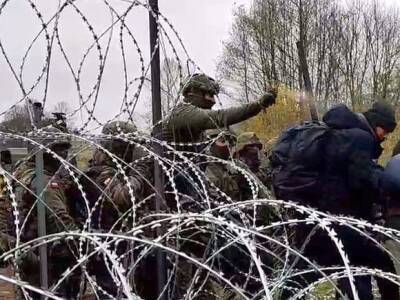 Обстановка накаляется: на польско-белорусской границе беженцы ломают забор, началась давка (видео)