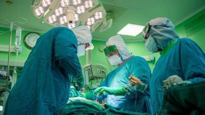 Московские хирурги пришили кисть руки пациенту, пострадавшему на производстве