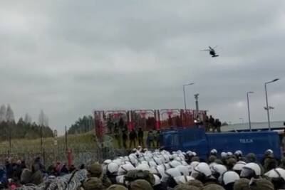 Польский вертолет прилетел к погранпереходу, к которому пришли мигранты