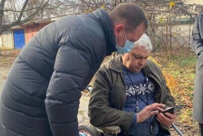 Глава Тимашевска встретился с пенсионером-инвалидом, ставшим героем соцсетей из-за «лифта»