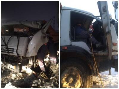 Водителя зажало в кабине КамАЗа после аварии на нефтебазе под Новосибирском