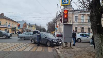 В Твери водитель легковушки сбил пешехода и врезался в столб