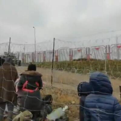 Беженцы двинулись колонной в направлении КПП "Брузги" на границе с Польшей