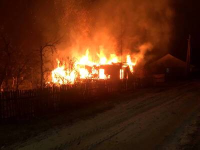 "Горит соседский дом". В Рославльском районе вспыхнул сильный пожар