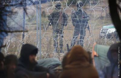 Часть мигрантов перебрались через белорусское ограждение на КПП границы с Польшей