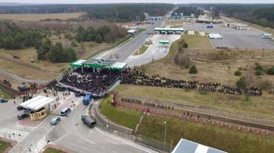 Белорусские силовики повели мигрантов на прорыв границы, создав «Живой щит» из женщин и детей (ФОТО, ВИДЕО)
