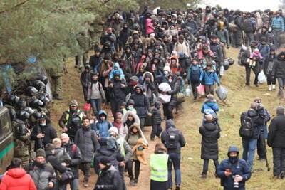 К пропускному пункту на границе Польши подошли почти 2000 мигрантов