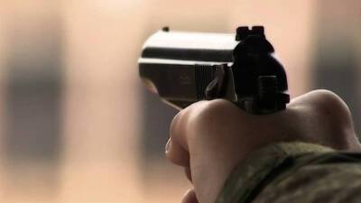 В Горелово полицейский несколько раз выстрелил из пистолета в свою жену