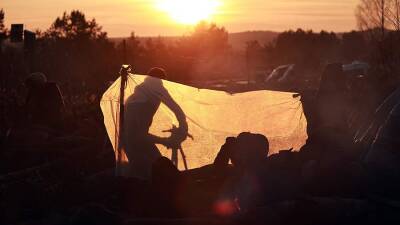 Мигранты начали разбивать палатки на КПП на границе с Польшей