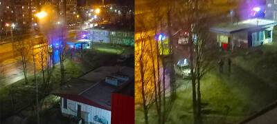 Пьяный мужчина ворвался ночью в троллейбус Петрозаводска и разбил стекла
