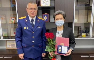 Виктории Макаровой вручили медаль за помощь в спасении маленькой Люды Кузиной