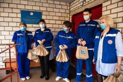 Сладости вручили великолукским медикам активисты волонтерского центра