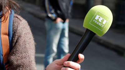 Журналистов RT France доставили в суд польского города Сокулка