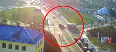 Легковушка протаранила автобус на кольце в центре Петрозаводска (ВИДЕО)