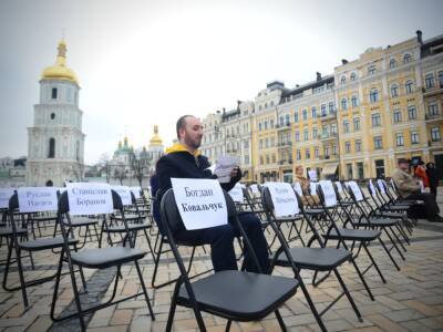 Акція «Порожні стільці»: у центрі Києва згадали про українських політв’язнів Кремля
