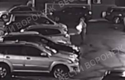 Три иномарки в Воронеже поджёг неизвестный, снятый камерами видеонаблюдений