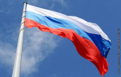 Кабмин РФ предложил потратить до 1 млрд руб. на установку флагов РФ у школ