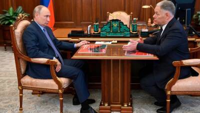 Путин: В дорожной отрасли должно быть меньше бюрократии и излишнего регулирования