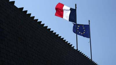 Макрон внес изменения во флаг Франции
