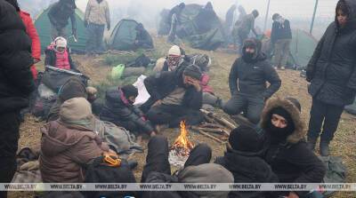 ФОТОФАКТ: Бетон, ветер и холод - беженцы жгут костры у польского пункта пропуска, чтобы согреться